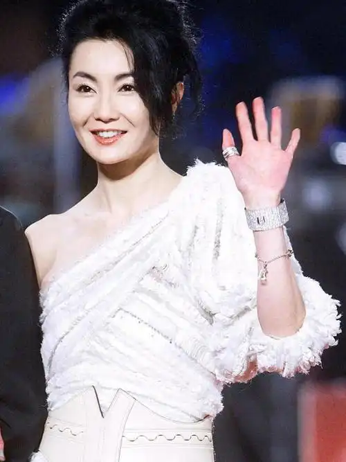 张曼玉巨星气场太强了,穿白色斜肩连衣裙走红毯,56岁气质很惊艳|露肩