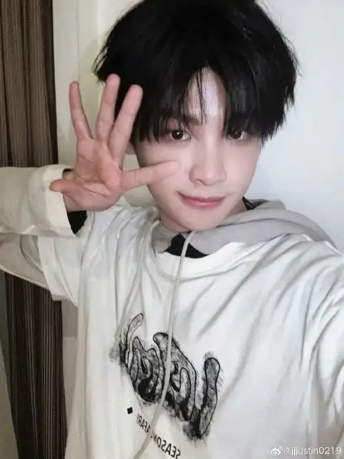 黄明昊六周年自拍##黄明昊素颜状态