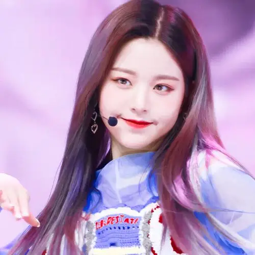 "早上迷迷糊糊的醒来先给你回一个早安,然后再埋头