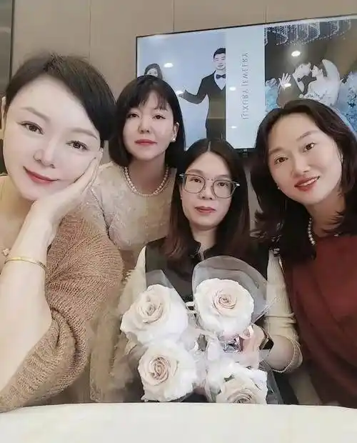 cba季后赛:胡明轩的母亲51岁亮相观众席,展现优雅风采