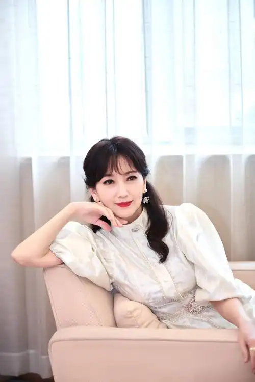 赵雅芝白色泡泡袖短裙秀美腿 持粉色玫瑰人比花娇