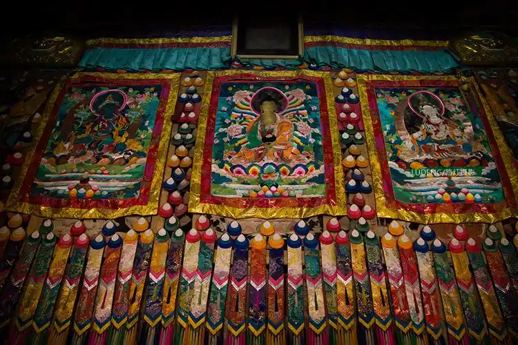 青海塔尔寺"艺术三绝",酥油花制作艰辛,壁画和堆绣难得一见