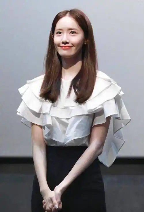 林允儿有着168厘米的身高,但她的体重也仅仅只有47千克,现身活动现场