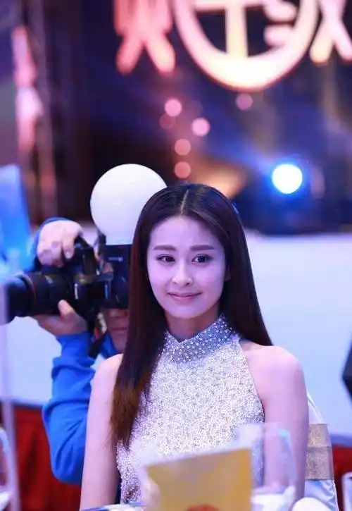 颖儿拍摄复古油画大片,头戴花环穿窄裙尽显细腰好身材_体重_减肥_女