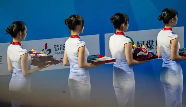 二青会颁奖礼仪小姐