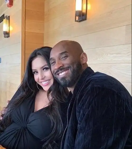 瓦妮莎晒照纪念与科比结婚21周年深情告白科比称我永远爱你宝贝