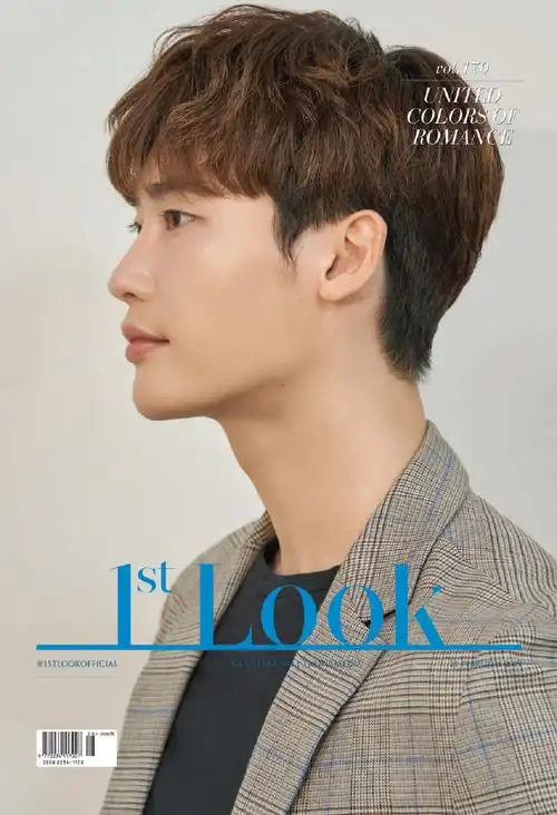 公开的画报中,李钟硕雕刻般的侧颜和逆天长睫毛吸引视线.