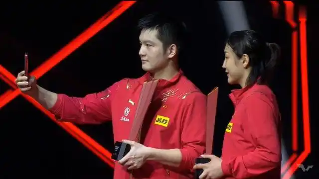 新加坡大满贯男女单冠军诞生樊振东陈梦自拍冠军合影