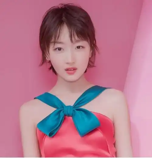 哈哈,对了,我要说的是周冬雨的笑容.