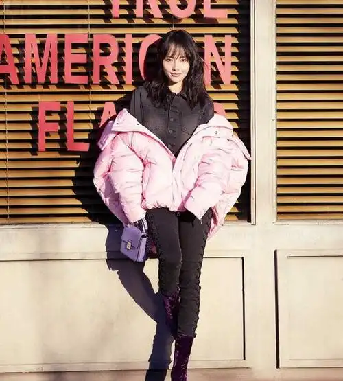 张嘉倪穿卫衣配过膝长靴凹造型,腰绑衬衫好洋气,斜跨腰包更时髦