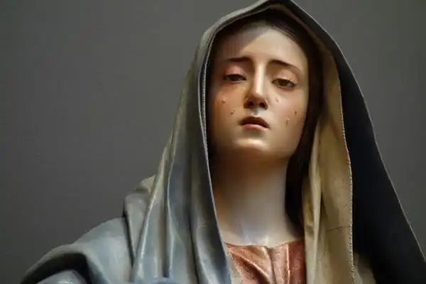 "悲伤的圣母"和"戴冕的耶稣"两座雕像 天津善大雕塑公司