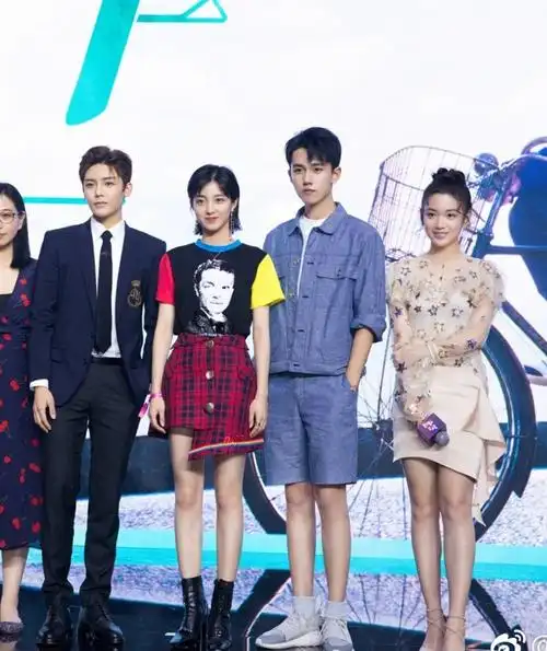 参考男生179  两个女孩一个170 中跟靴 一个165 高跟鞋