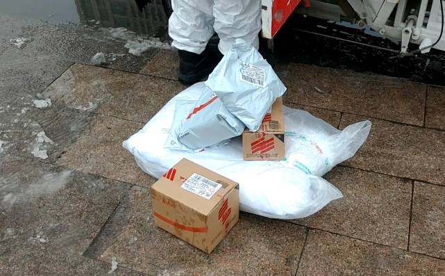 快递员身穿隔离服医院门口送包裹:每天能送四五十单