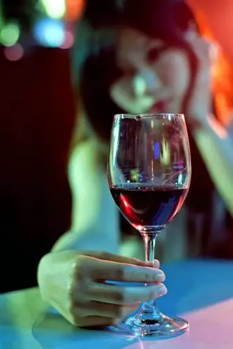 酒吧里喝酒的女孩好孤寂(组图)