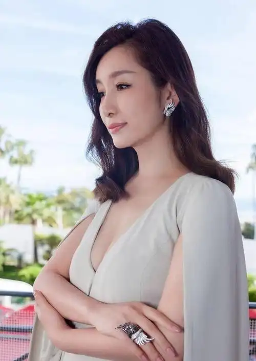 秦海璐美得端庄米白色礼服优雅高贵身材比例更窈窕