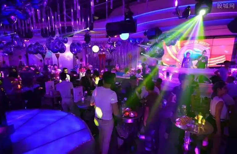 西安一酒吧女老板凌晨遭多人围堵惨遭言语侮辱恐吓