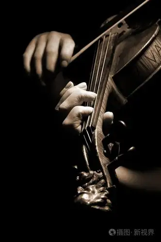 孤立在黑色的小提琴在演奏的音乐家