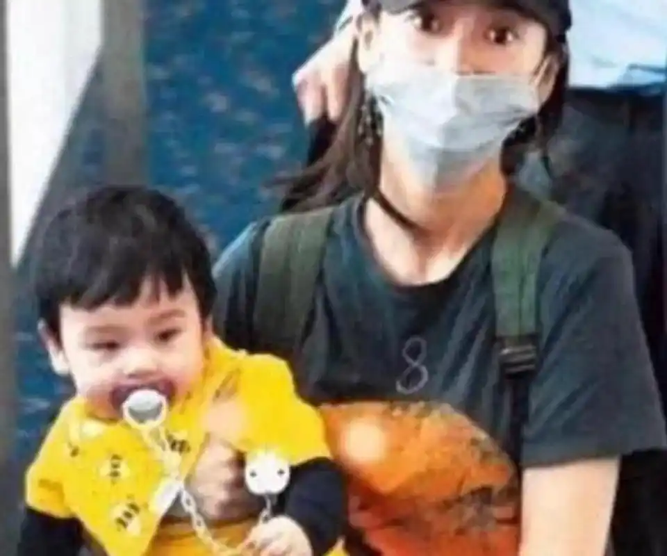 angelababy和儿子外出被拍,小海绵近照曝光,网友:比黄晓明帅呀