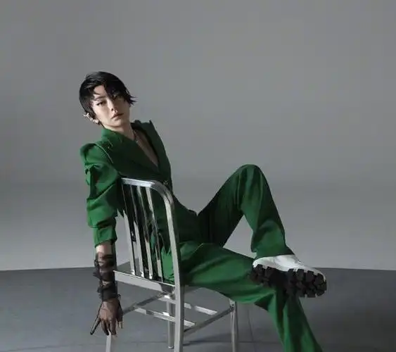 戚薇最新时尚杂志封面,换多套造型表现力超强,新发型太加分