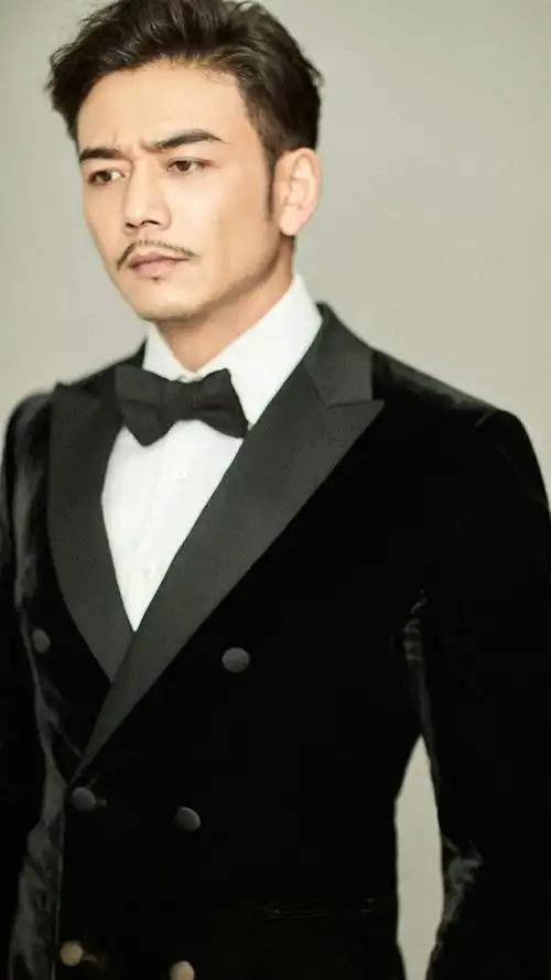 杨烁身穿纯色西装身形挺拔沉稳优雅行走的肾上素