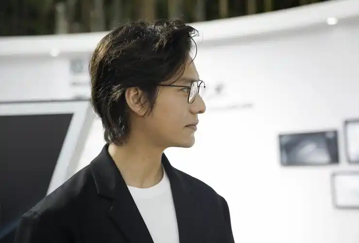 43岁陈坤不显老,穿黑西装配白球鞋赶时髦,剪短发戴眼镜更帅气了