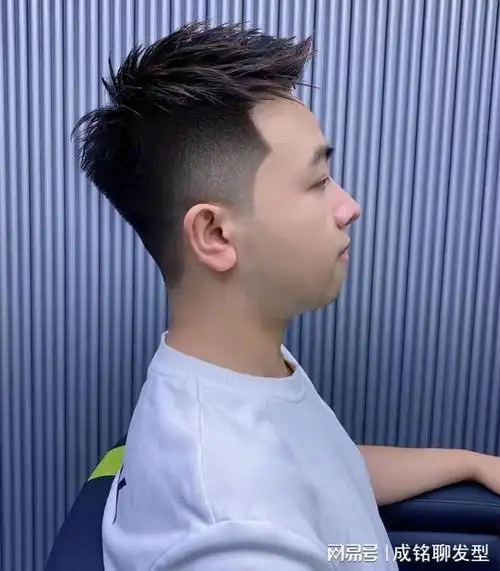 男生短发,两边剪短中间打薄,精干利落又阳光帅气|发型|脸型|刘海|寸头
