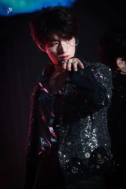 朱志鑫[超话]##朱志鑫百变舞台风格##tf家族2024新春音乐会盛放