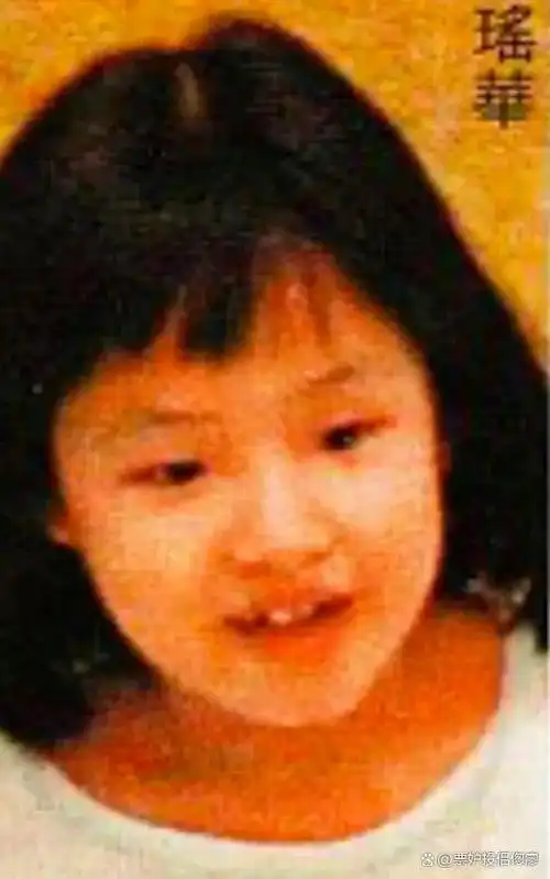 小时候的瑶华被拍到和妈妈一起逛商场,好像是处于换牙齿的时期,笑的