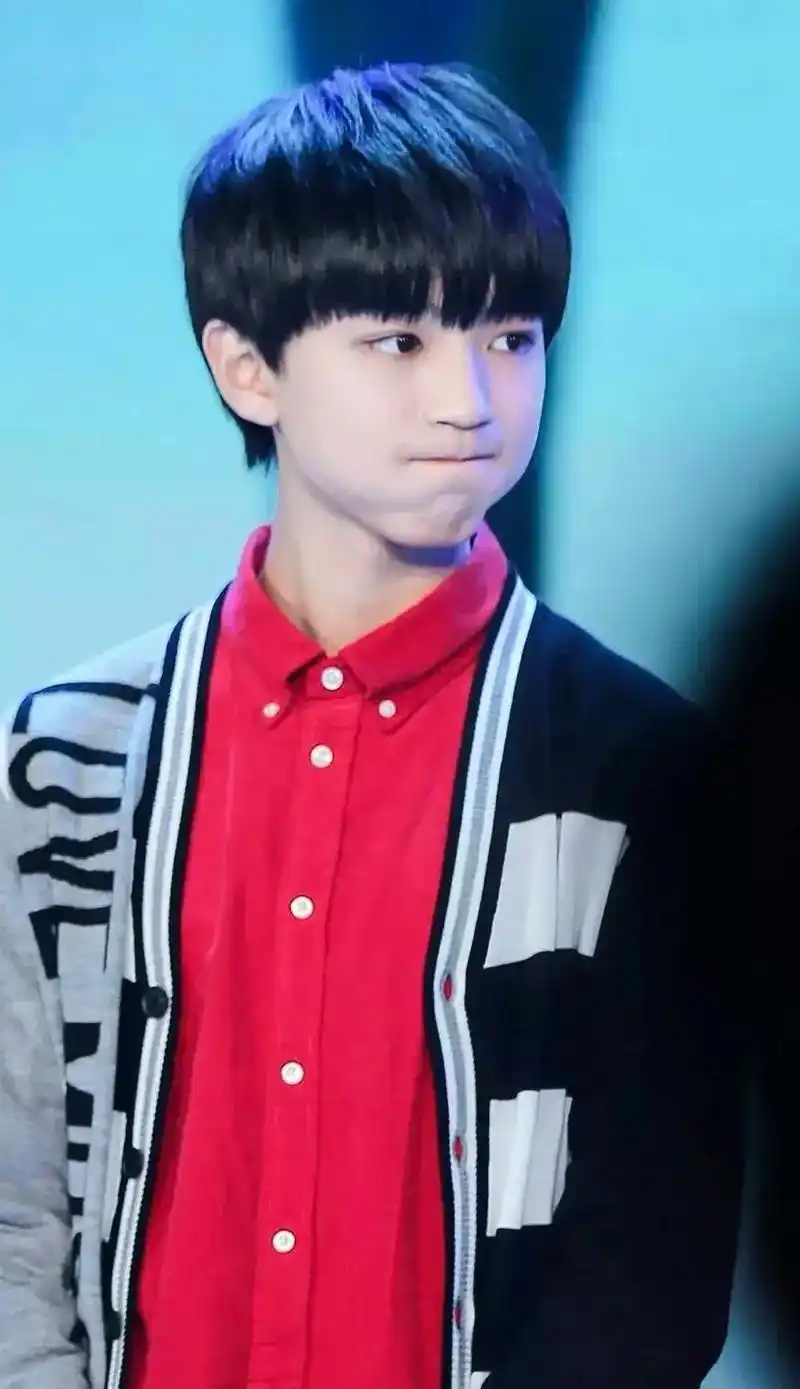 当我开始翻我的qq空间照片时.#王俊凯 #王俊凯以前的照片 - 抖音