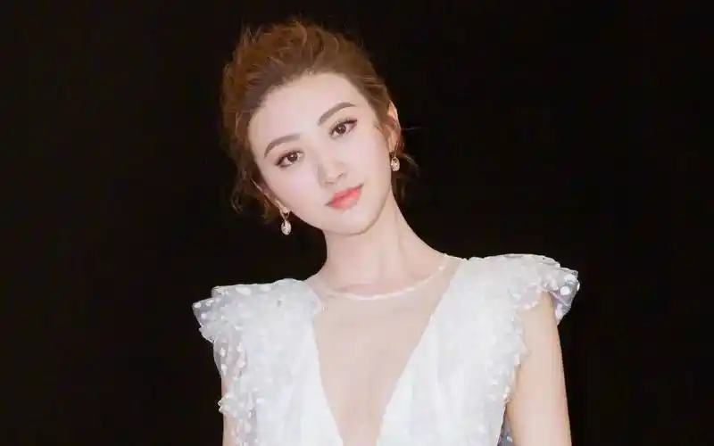 粉色运动装下的甜美时刻——景甜的灿烂笑容_生活_活力_脸颊