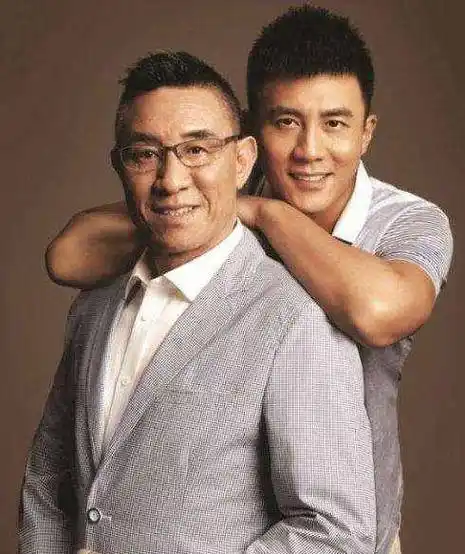 41岁杜淳和老婆王灿网上晒结婚照,秀恩爱_父亲_官宣_奖项