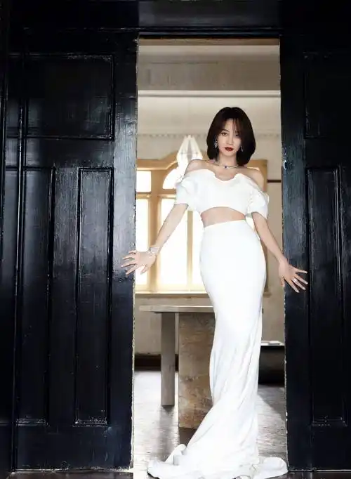蓝盈莹身穿白色抹胸礼服,露出精致锁骨,优雅迷人 –第 8 页– 爱读书