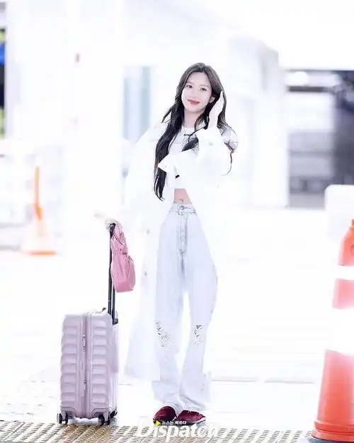 文佳煐机场新闻图##文佳煐白风衣造型