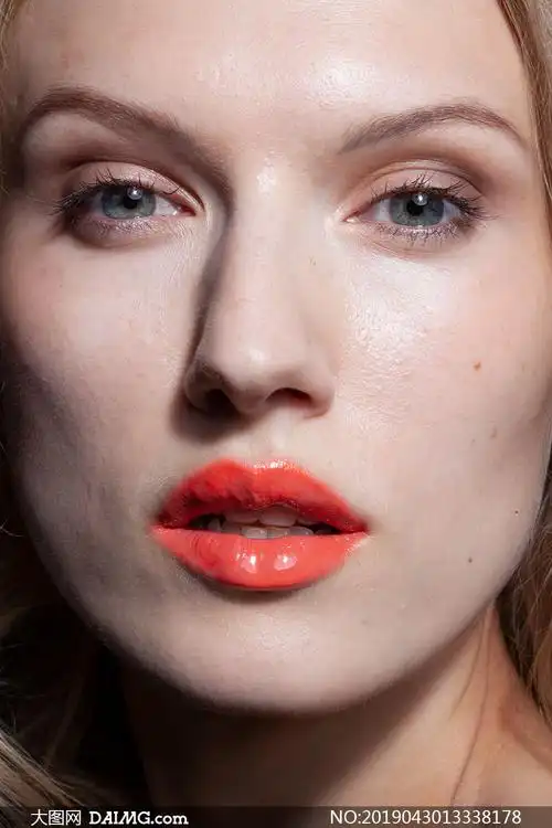 红唇妆容人物面部特写摄影原片素材_大图网图片素材