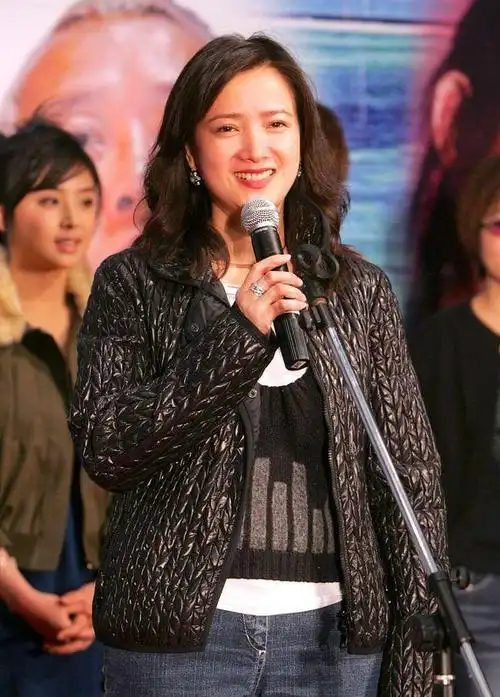 57岁何晴挺富态的,梳贵妇头还有"双下巴",穿基础款气质也高级|发型|短