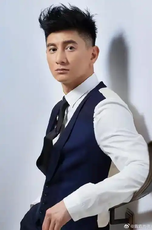 6月25日下午,吴奇隆罕见地在社交媒体上发文,晒出了自己的近照,相比