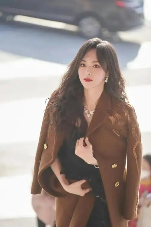 被唐嫣的下班图惊艳了长裙大衣波浪卷不整容随便一穿就很美