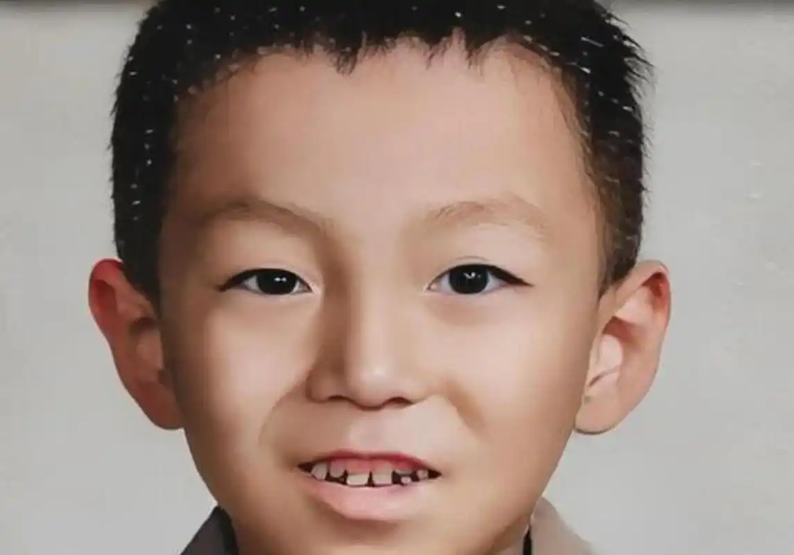 黄渤是出生在一个幸运的家庭,父母都在政府机关工作,拥有良好的文化