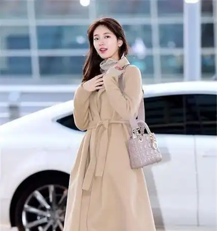 裴秀智小黑裙造型优雅如公主