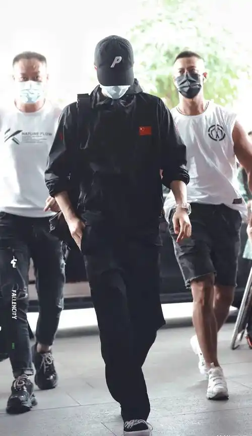 王一博最新机场私服造型全套安踏allblack穿搭强势又帅气