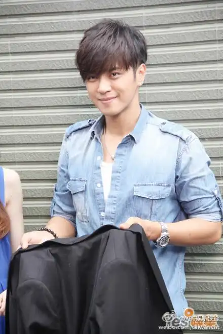 我的头摸起来有点方方的,想剪罗志祥的斜庞克.