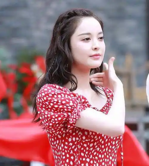 最近在某影视基地的开机发布会上,我们看到了古力娜扎穿着红色的小