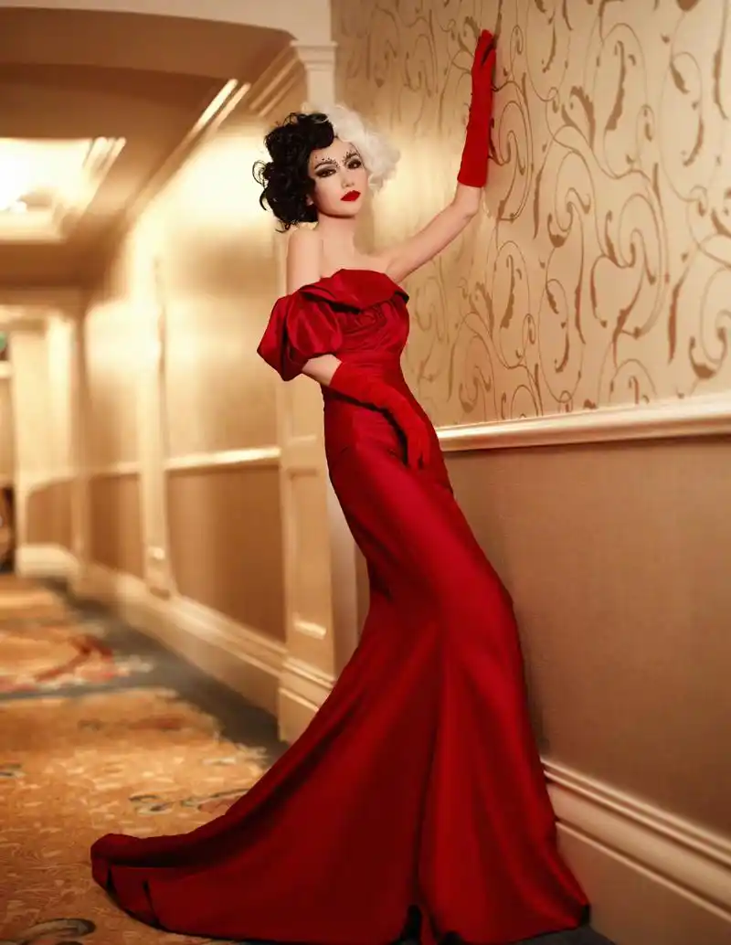 毛晓彤的红裙优雅复古中,更有一番风味.