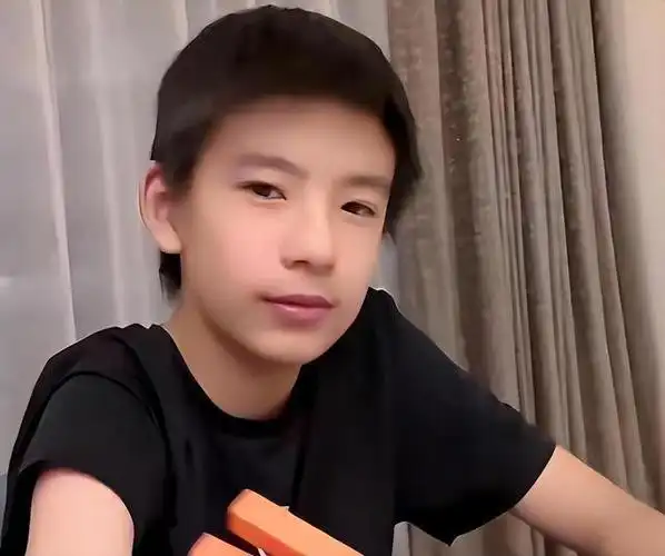 演出结束后,顶顶收到了一束花,而妈妈