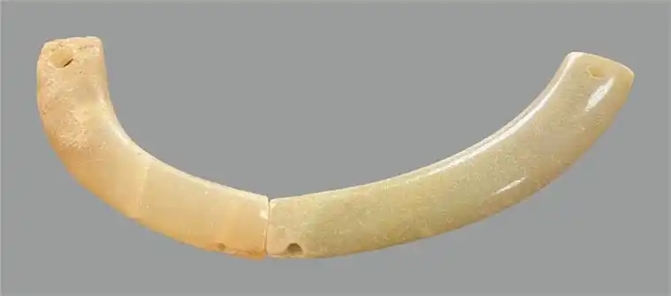 马家浜文化晚期玉璜.中国文物报社供图