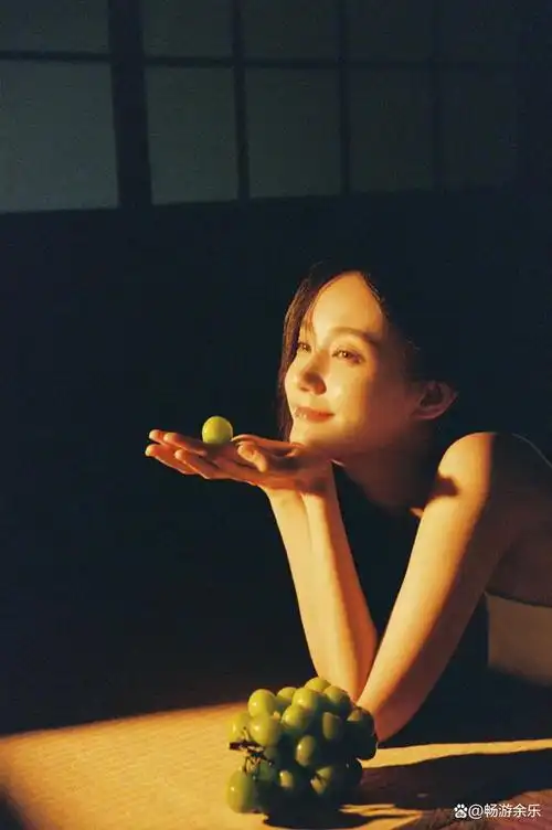 李一桐最新写真展现多重魅力