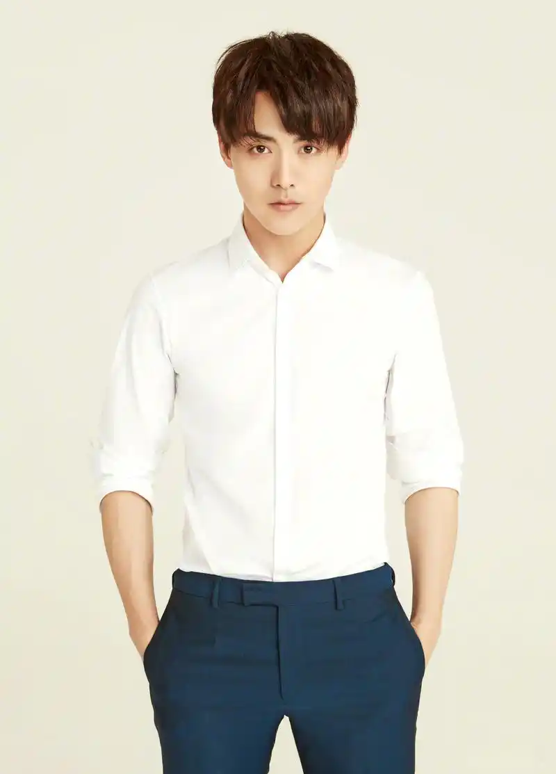 今天是馬天宇小哥哥生日,一组全新的白衬衫写真大片送给喜爱他的粉丝