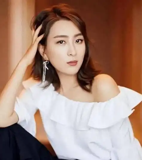 一个暖手袋,而在2012年11月,狗仔队还曝光了二人深夜离开酒店的情景!