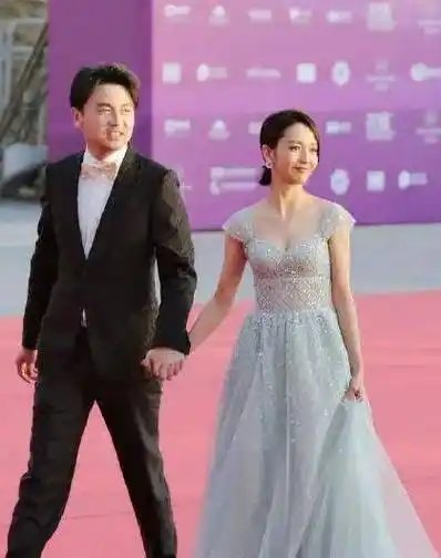 35岁雷佳音老婆被曝光,是童年的女神,难怪说迪丽热巴"不漂亮"_翟旭飞