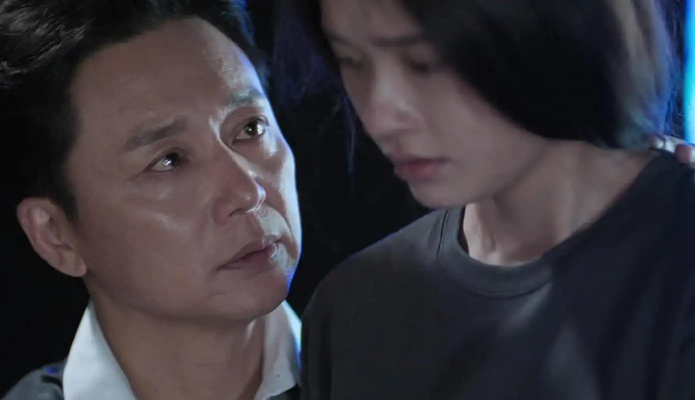 一次,邓超拍《美人鱼》时,和林允有一场吻戏,周星驰告诉他:"你要主动